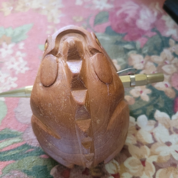 Handcarved Wood Bull Frog Pen Holder - Picture 5 of 7